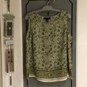 Venezia Blouse, forest green, beige background.